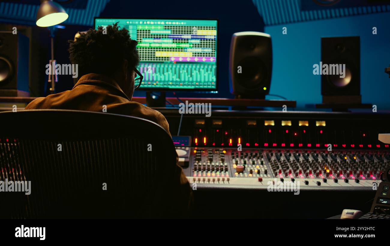 Music producer computer hi-res stock photography and images - Page 