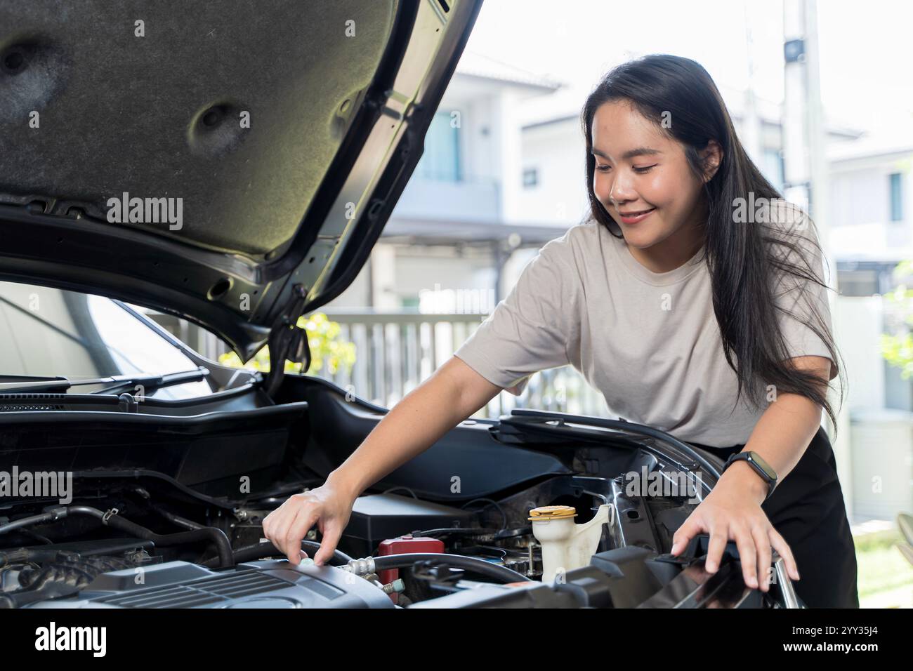 Woman repairing large auto hi-res stock photography and images - Alamy