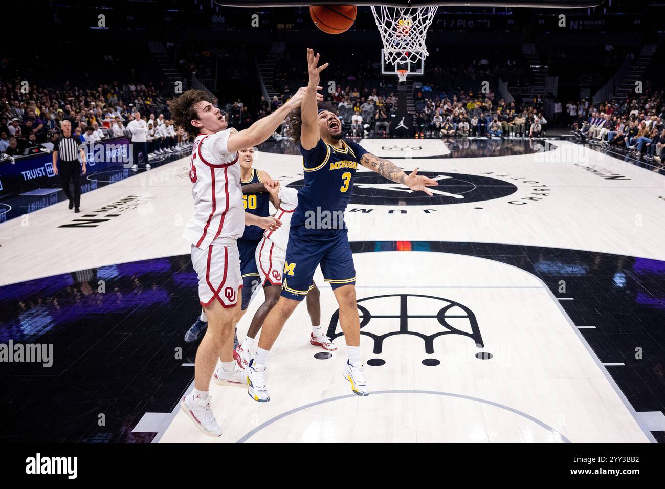 December 18, 2024 Michigan Wolverines guard Tre Donaldson (3) gets