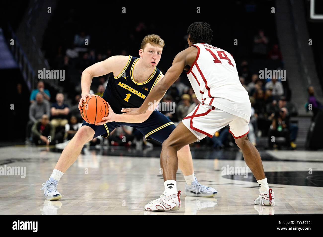 Charlotte, North Carolina, USA. 18th Dec, 2024. Michigan Wolverines center DANNY WOLF (1) dribbles guarded by Oklahoma Sooners forward JALON MOORE (14).North Carolina, Florida, Michigan, and Oklahoma's men's and women's basketball teams travel to Charlotte, NC to compete in the 2024 Jumpman Invitational. (Credit Image: © Maxwell Vittorio/ZUMA Press Wire) EDITORIAL USAGE ONLY! Not for Commercial USAGE! Stock Photo