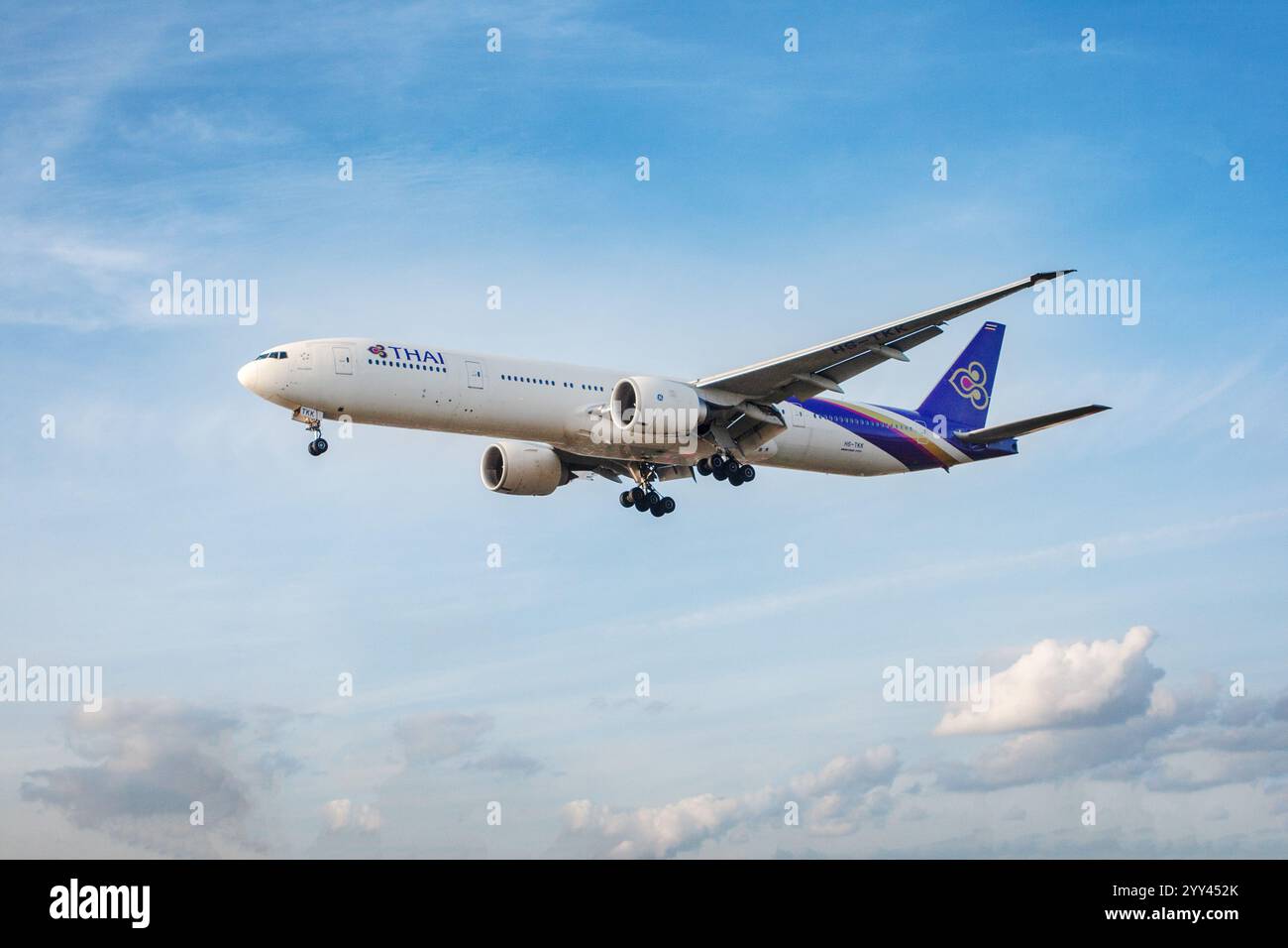 HS-TKK Boeing 777-3AL(ER) Thai Airways Thai Airways London Heathrow 21-08-2019 - Stock Image