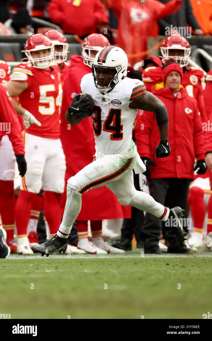Cleveland Browns running back Jerome Ford (34) runs with the ball