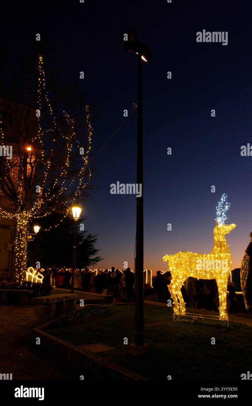 Luci natalizie hi-res stock photography and images - Alamy, image size:864x1390