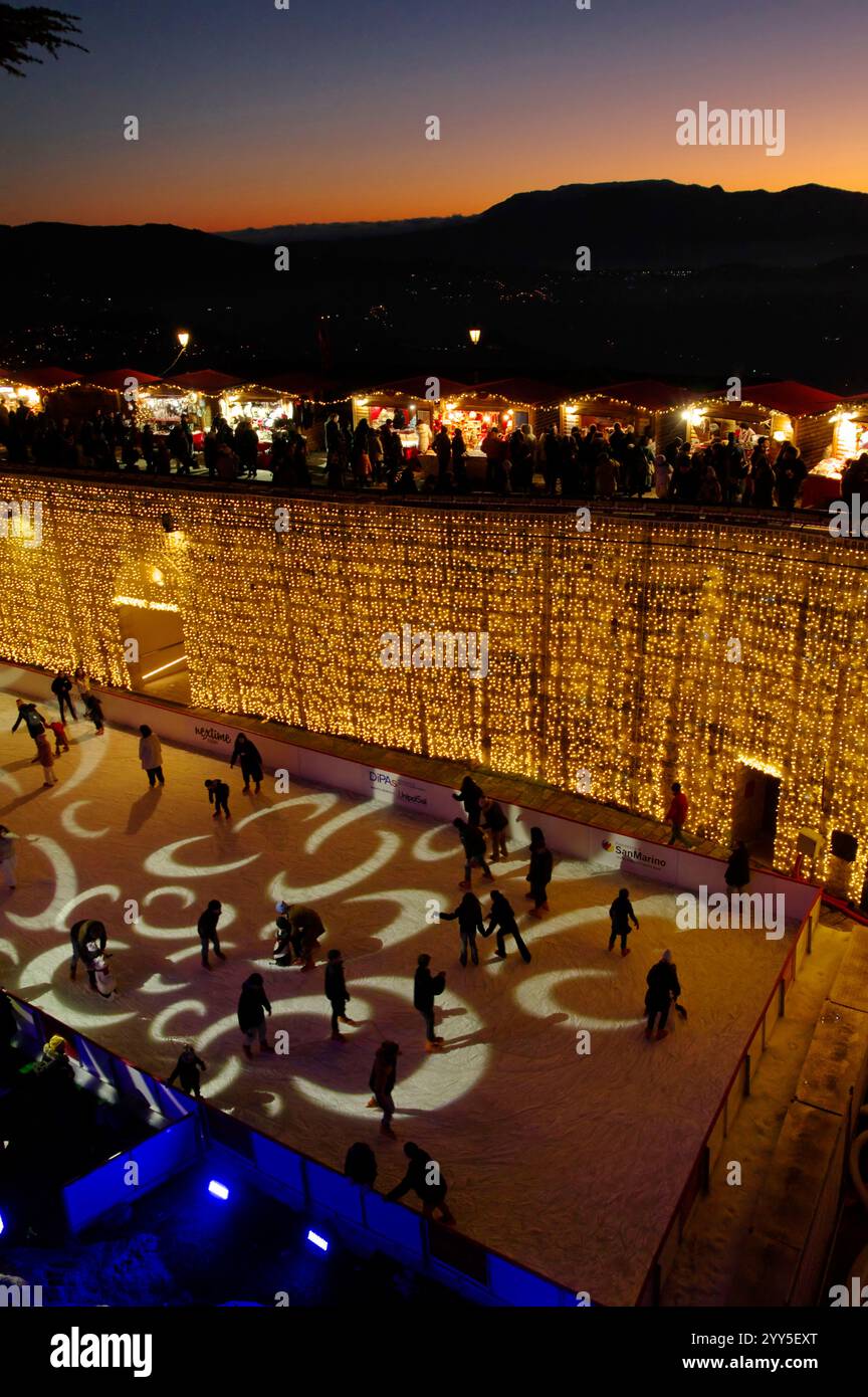 Pista di pattinaggio sul ghiaccio nei mercatini di Natale a San Marino  Stock Photo - Alamy, image size:864x1390