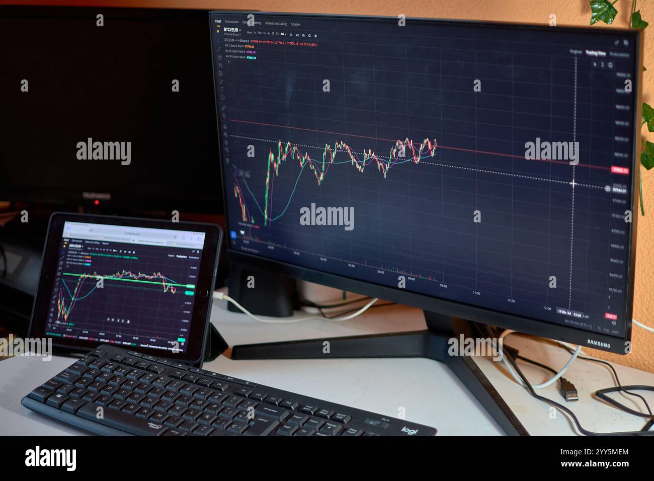 Trading screen hi-res stock photography and images - Alamy