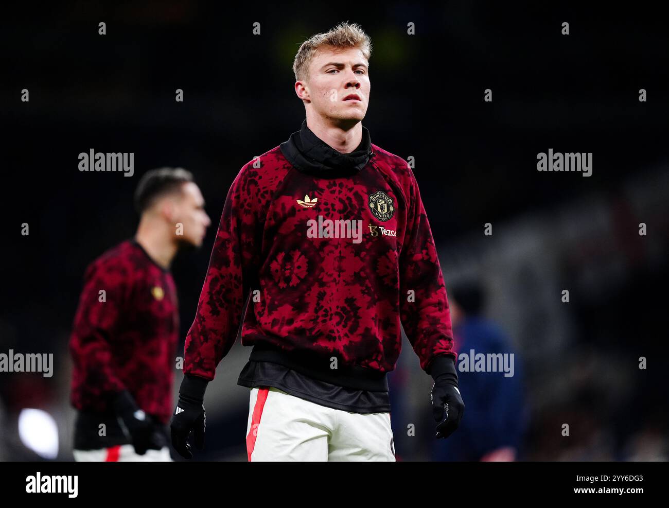 Manchester United's Rasmus Hojlund warms up ahead of the Carabao Cup
