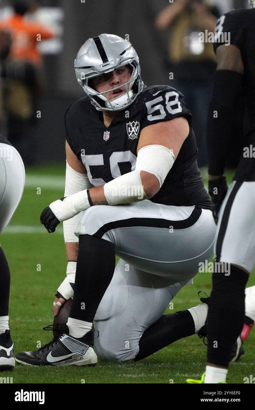Las Vegas Raiders guard Jackson PowersJohnson (58) lines up against