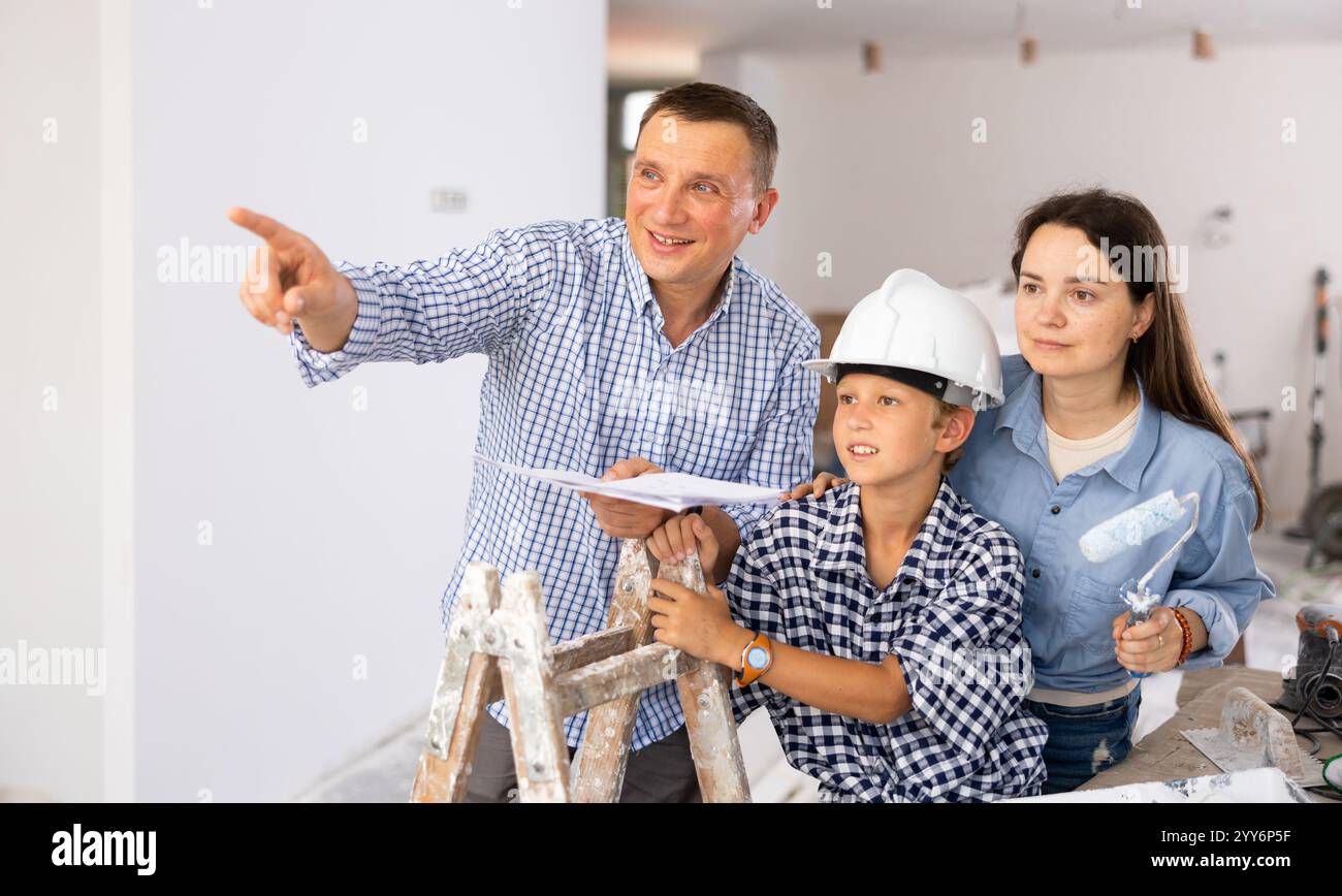 Contruction Project Parents Parents and young son discussing work plan in construction site Stock ...
