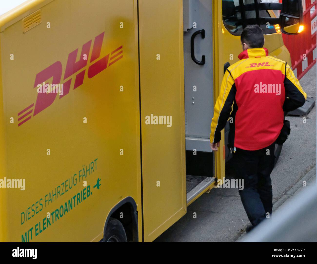 DHL Paketfahrer bei der Auslieferung. DHL *** DHL parcel driver ...