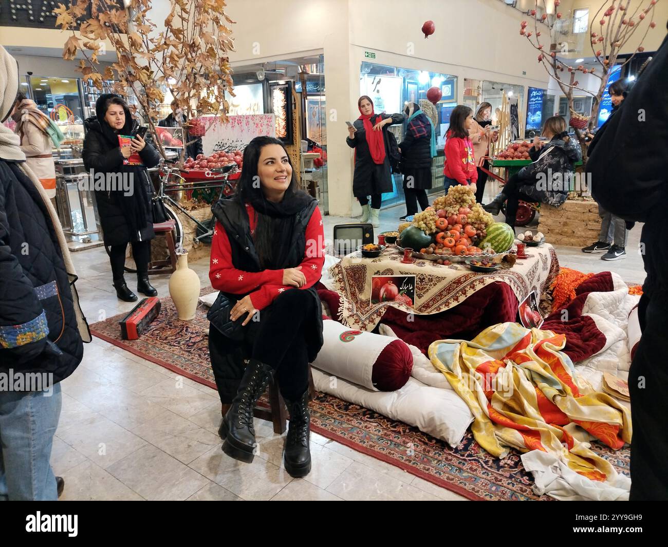 (241220) TEHRAN, Dec. 20, 2024 (Xinhua) People celebrate Yalda