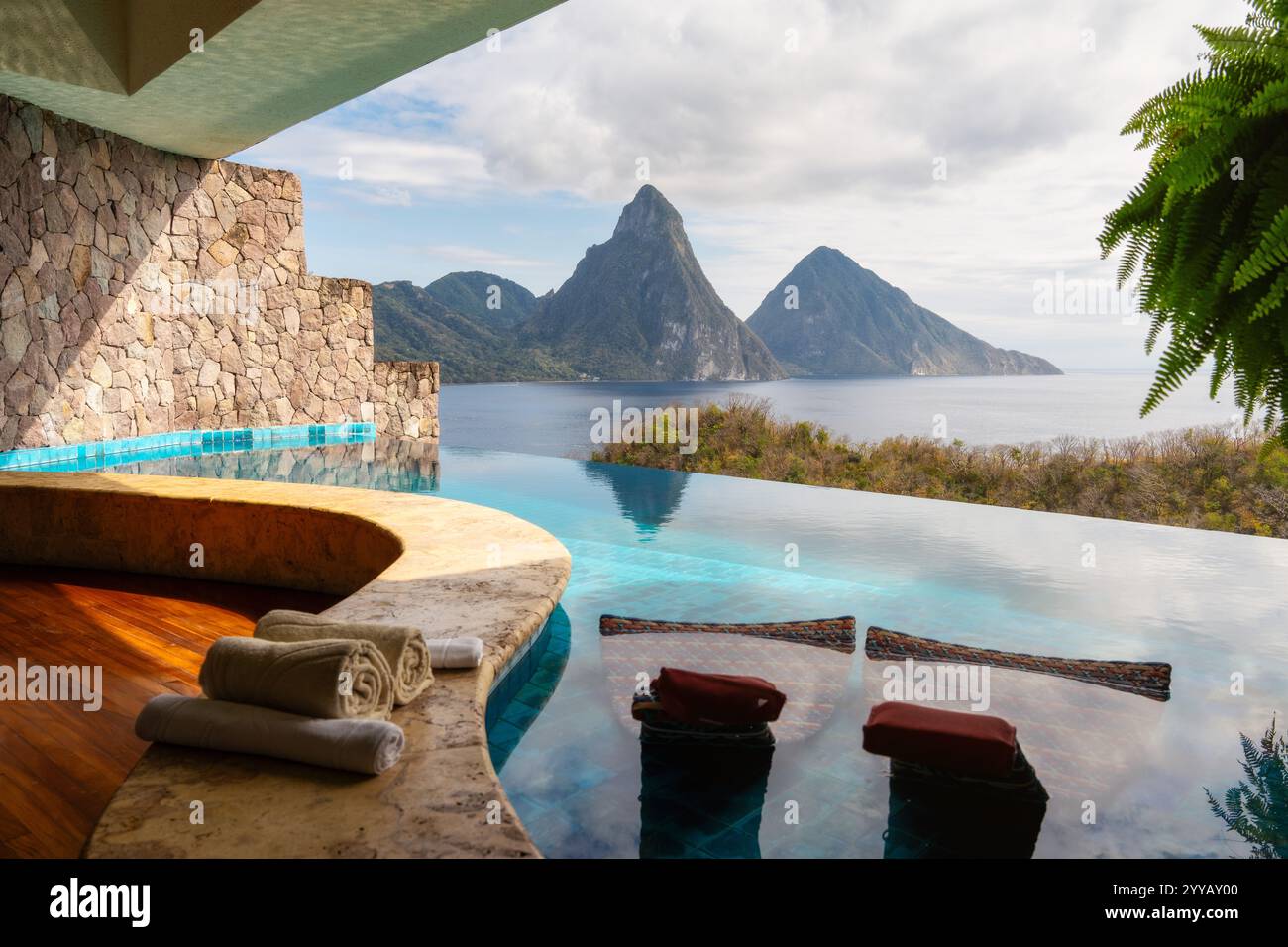 Luxury Swimming Pool with View of the Ocean Stock Photo - Alamy - Luxury Oceanfront Properties With Pool