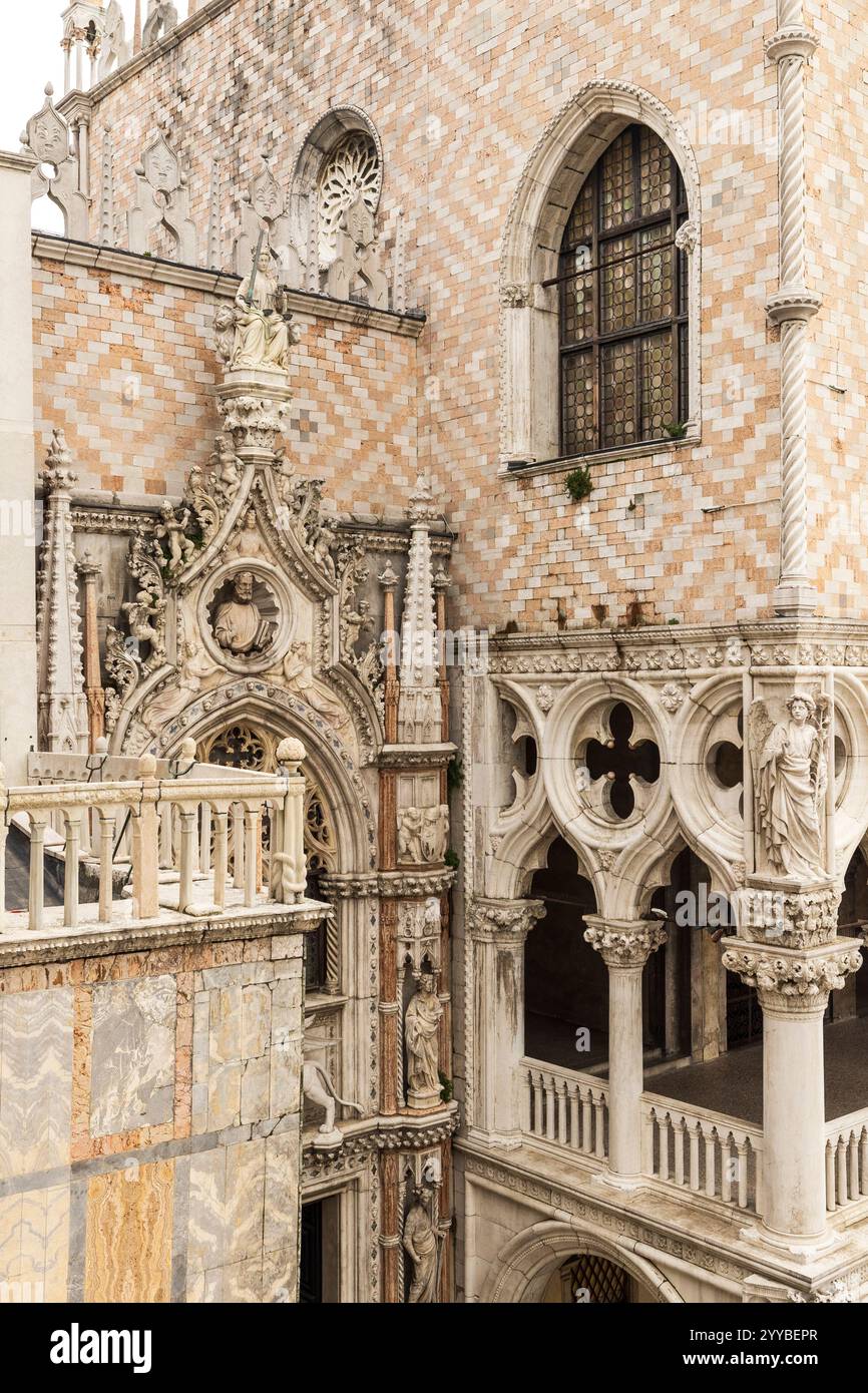Exterior details doges palace hi-res stock photography and images - Alamy