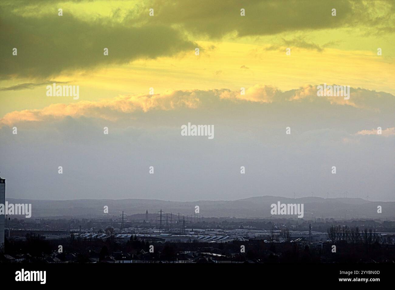 Glasgow, Scotland, UK. 21st December, 2024. UK Weather A crack on the