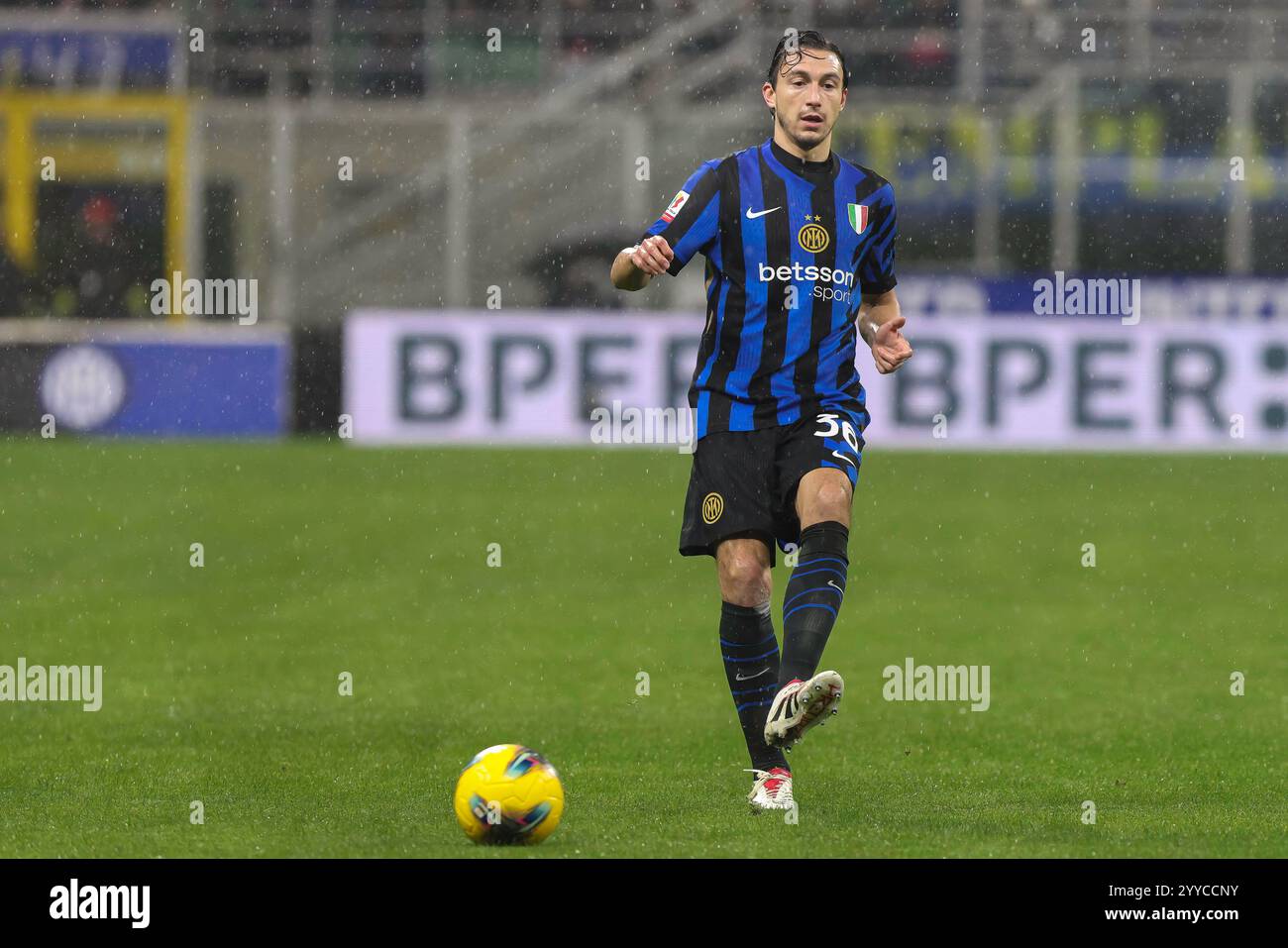 Italy, Milan, 20241219 Matteo Darmian (FC Inter) pass shot in front