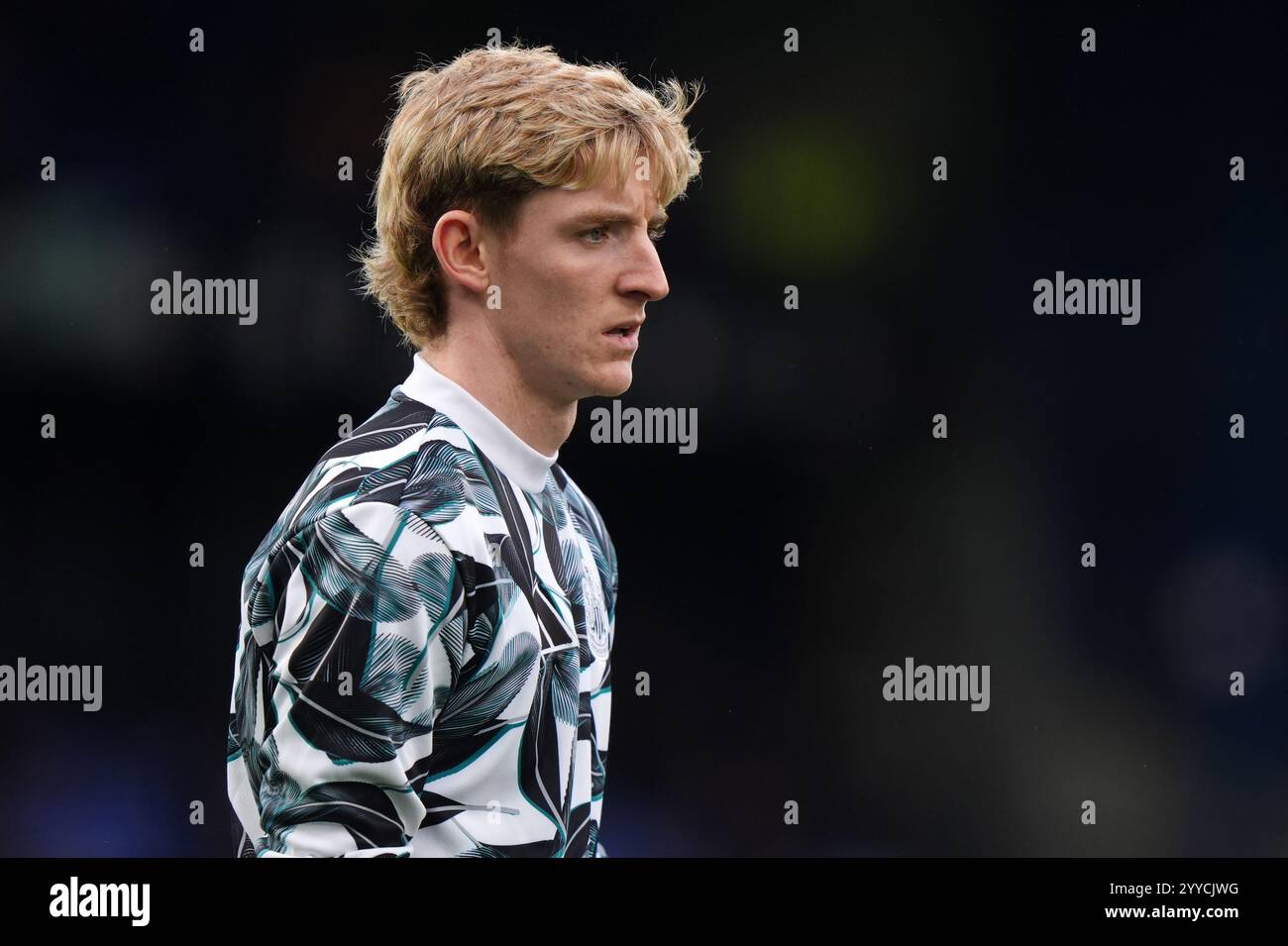Newcastle United's Anthony Gordon warming up before the Premier League