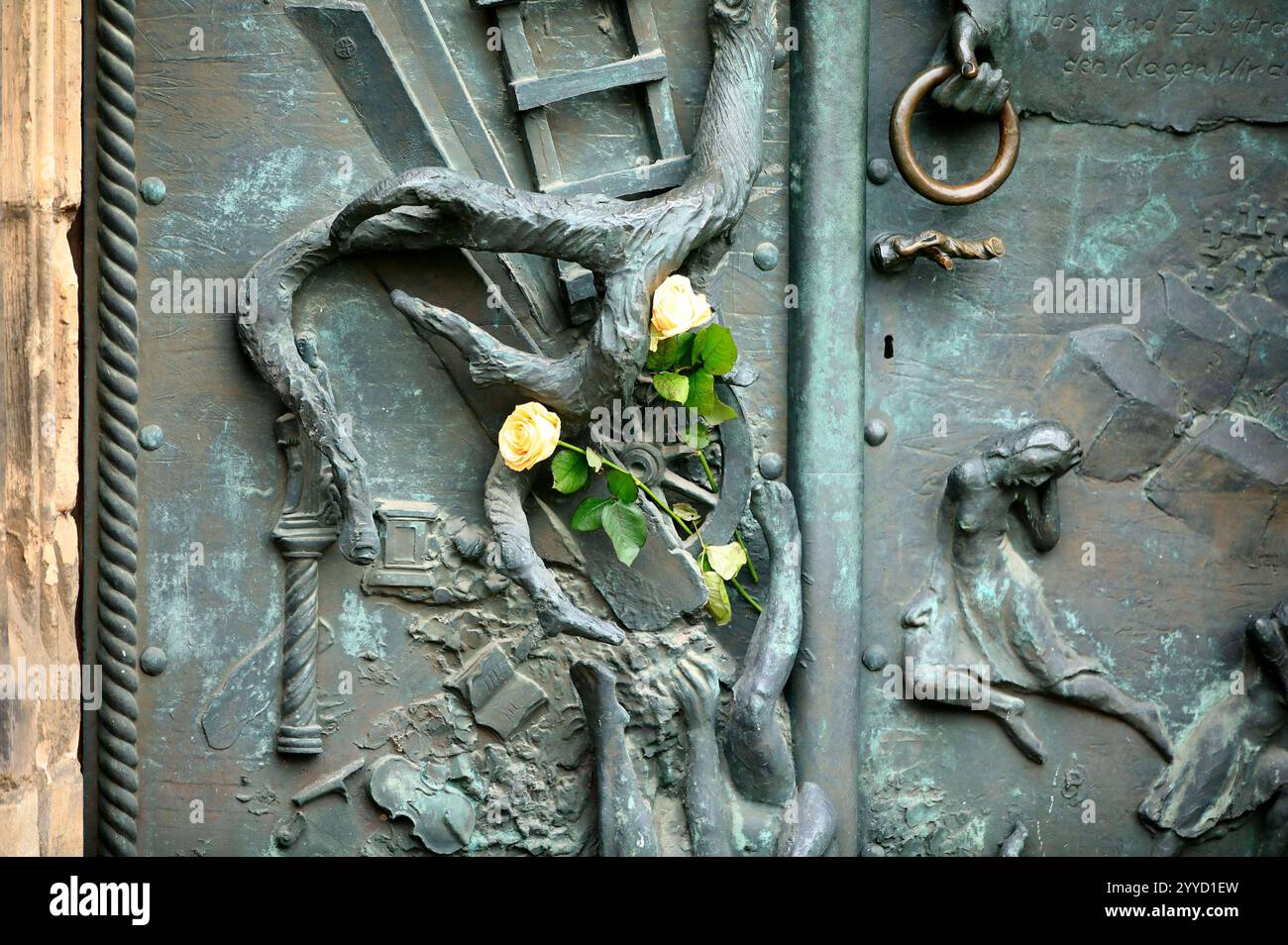 Menschen legen Blumen und Plüschtiere an der Johanniskirche nieder in