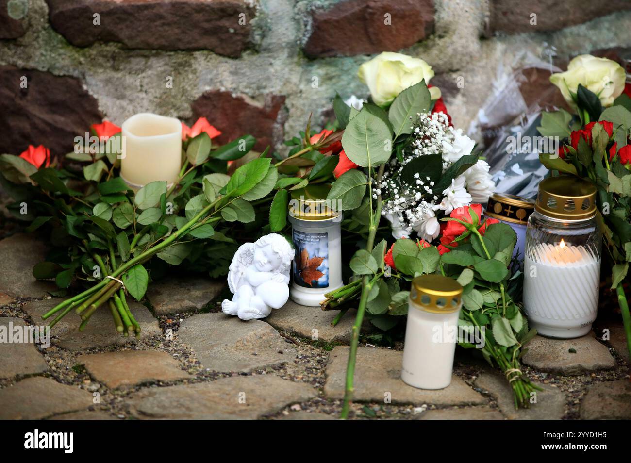 Menschen legen Blumen und Plüschtiere an der Johanniskirche nieder in