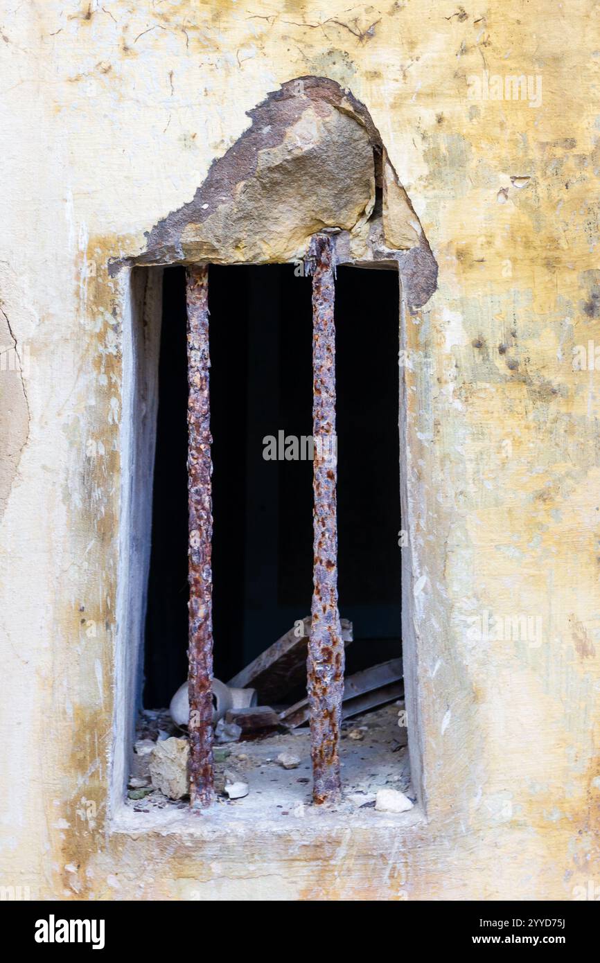 Old ruined building rusty hi-res stock photography and images - Alamy