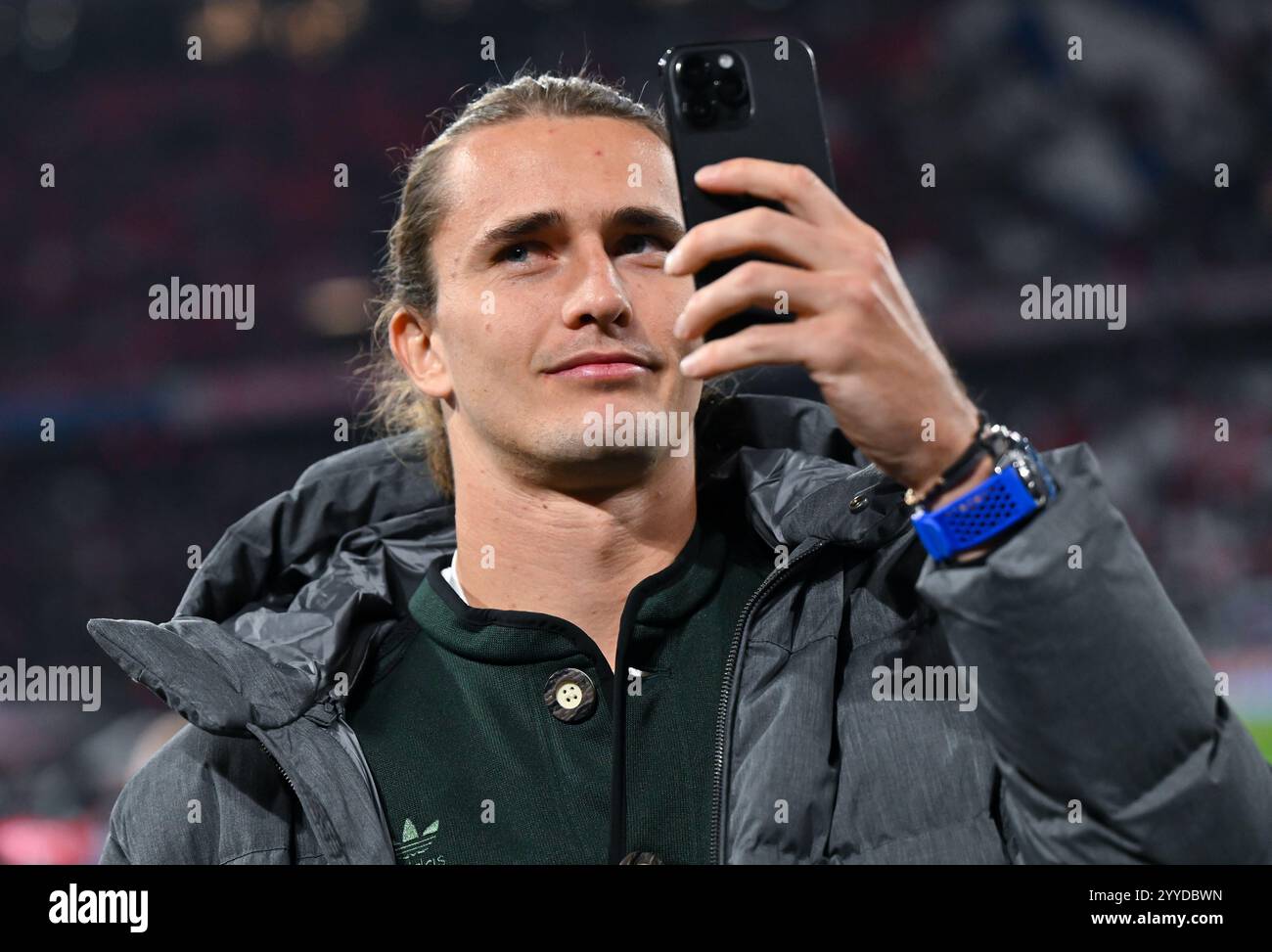 Munich, Germany. 20th Dec, 2024. Soccer: Bundesliga, Bayern Munich - RB Leipzig, matchday 15 at the Allianz Arena. German tennis pro Alexander Zverev before the match. Credit: Sven Hoppe/dpa - IMPORTANT NOTE: In accordance with the regulations of the DFL German Football League and the DFB German Football Association, it is prohibited to utilize or have utilized photographs taken in the stadium and/or of the match in the form of sequential images and/or video-like photo series./dpa/Alamy Live News Stock Photo