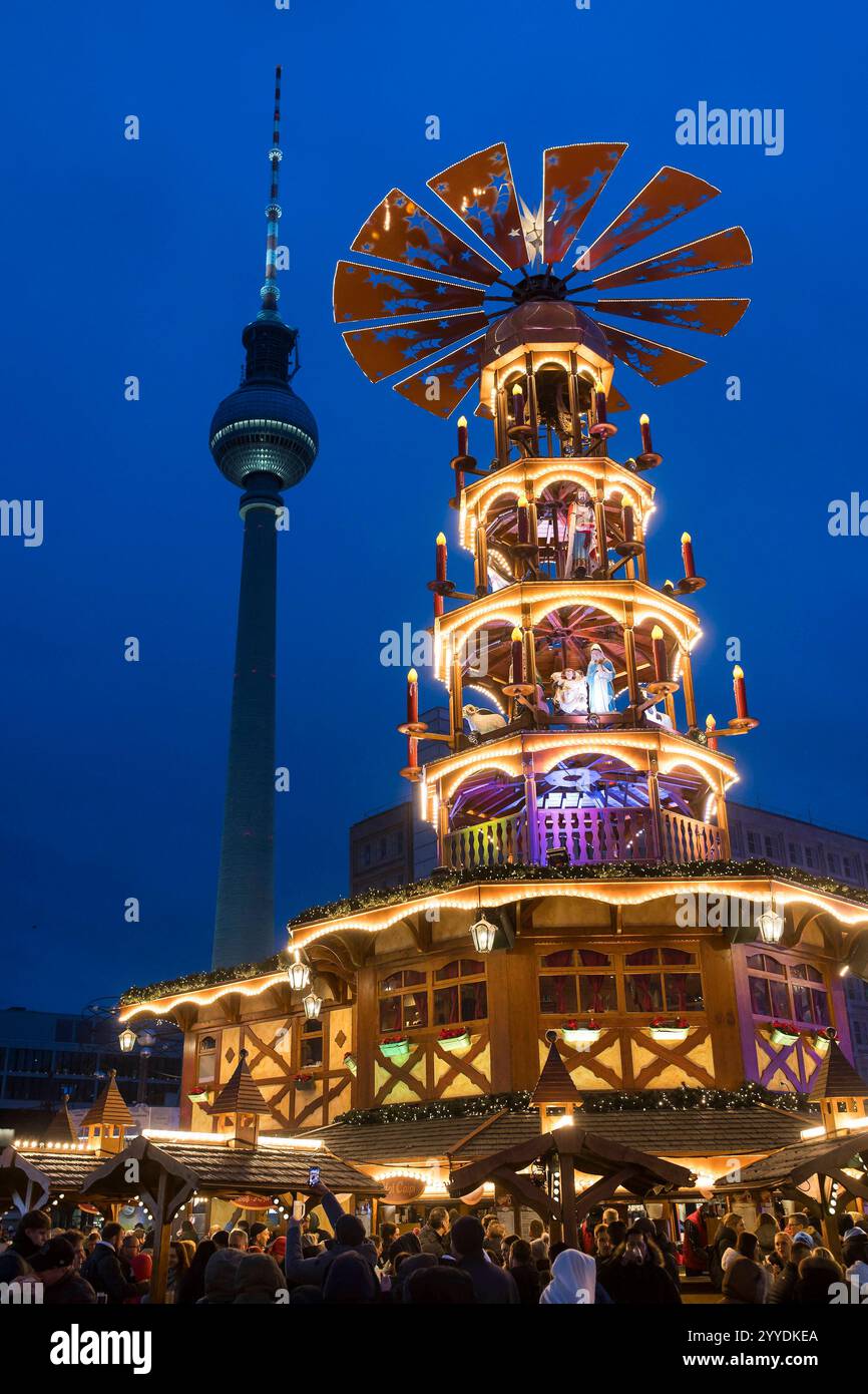 Weihnachtsmarkt auf dem Alexanderplatz, Berlin, 21.12.2024 Eine Weihnachtspyramide vor dem
