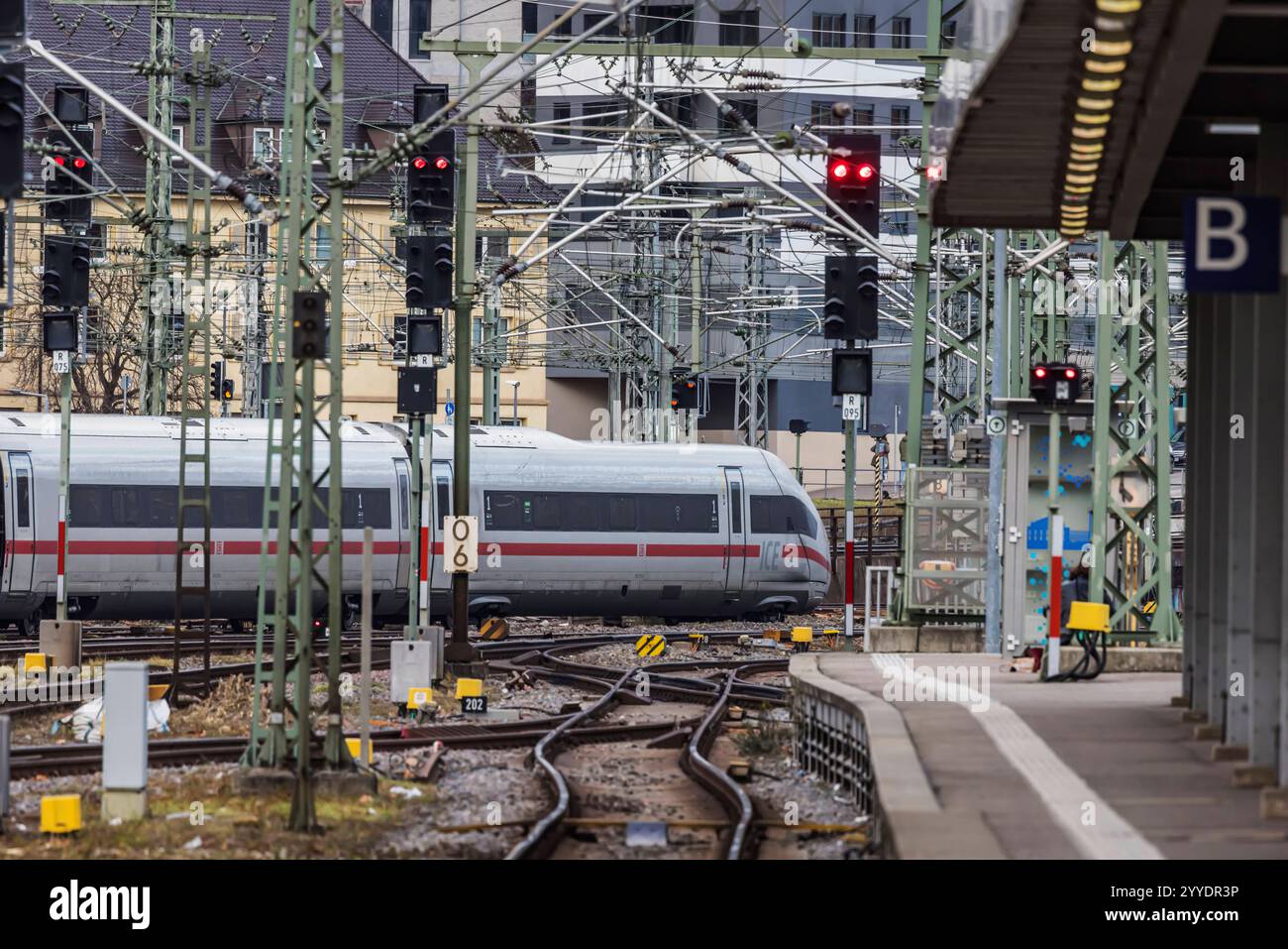 Hauptbahnhof Stuttgart. Bahnsteig mit Zug. ICE der Deutsche Bahn AG ...