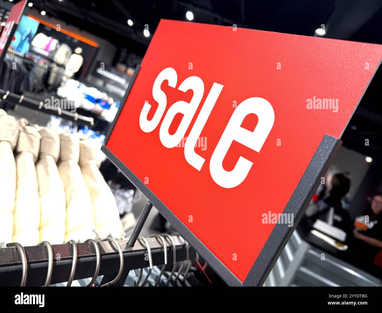 Sale Rabatte in einem Bekleidungsgeschäft *** Sale discounts in a ...