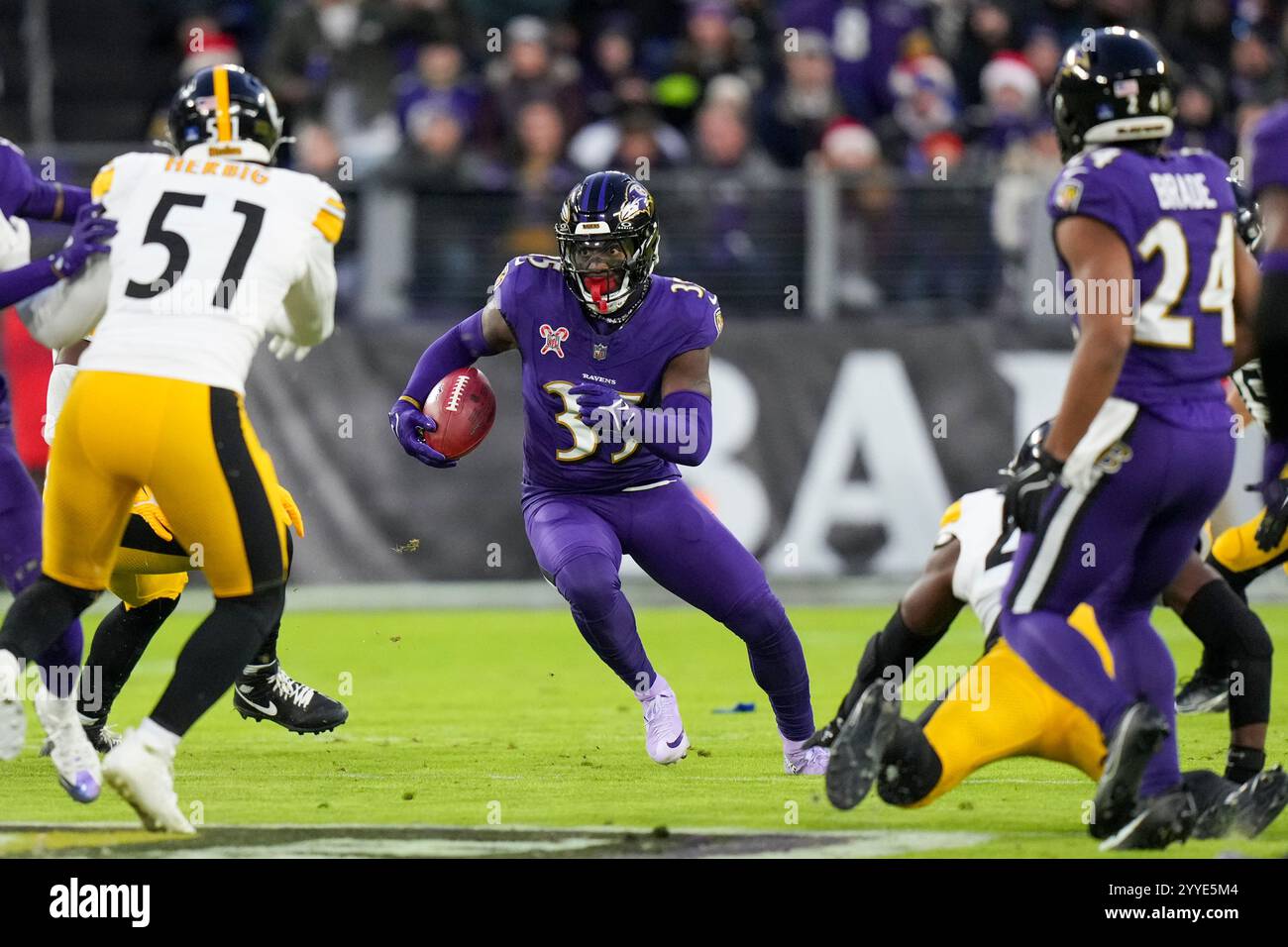 Desmond Rought Baltimore Ravens cornerback Desmond King II runs with the ball against ...