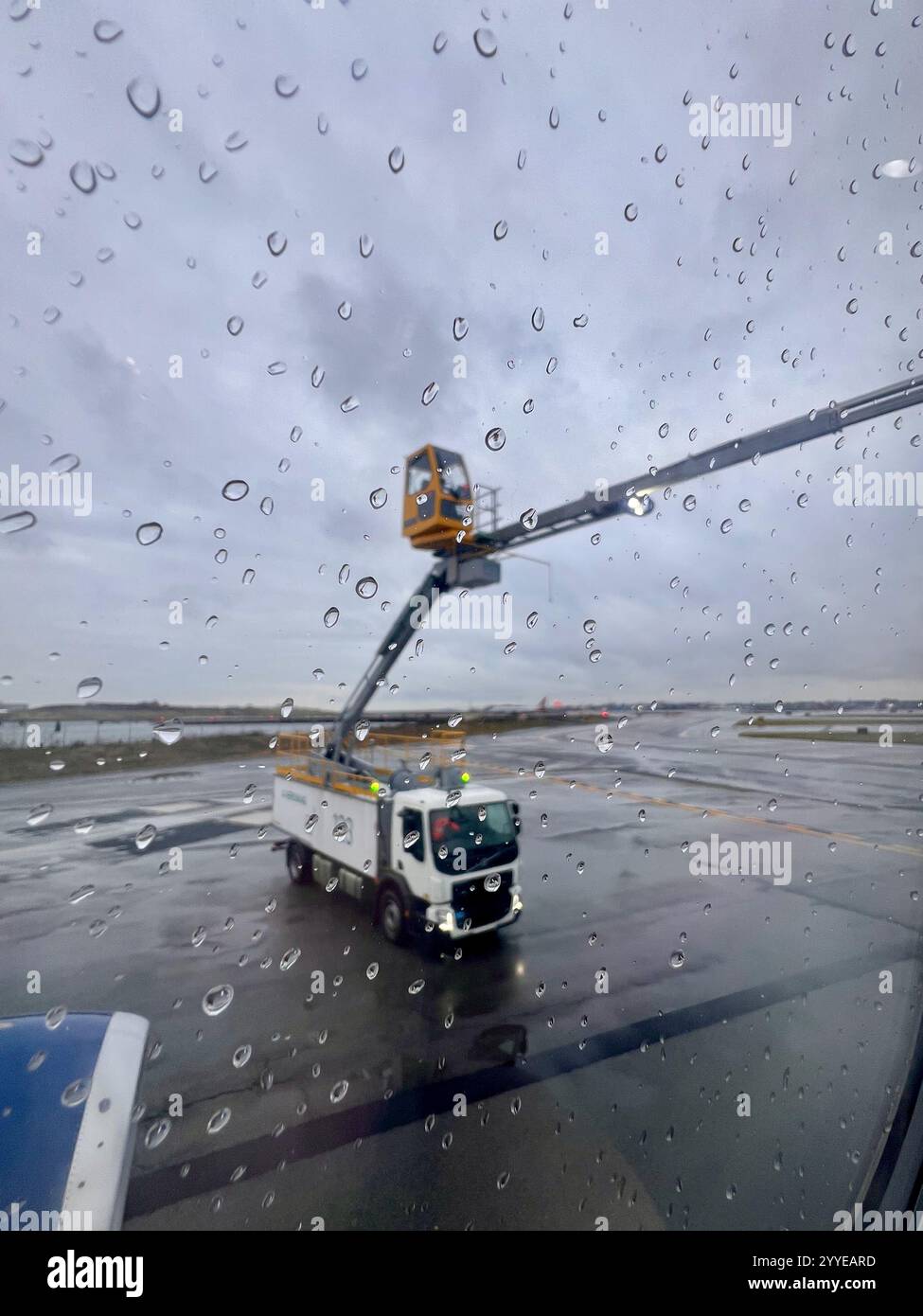 East Elmhurst, Queens, United States. 20th Dec, 2024. An Aeromag truck applies deicing to a Delta Airlines plane at LaGuardia Airport in East Elmhurst, Queens, New York on Dec. 20, 2024. AAA predicts that more than 119 million people are expected to travel at least 50 miles from their homes between Saturday Dec. 21, 2024 and New Year's Day making it the busiest year-end holiday travel season on record. (Photo by Samuel Rigelhaupt/Sipa USA) Credit: Sipa USA/Alamy Live News Stock Photo