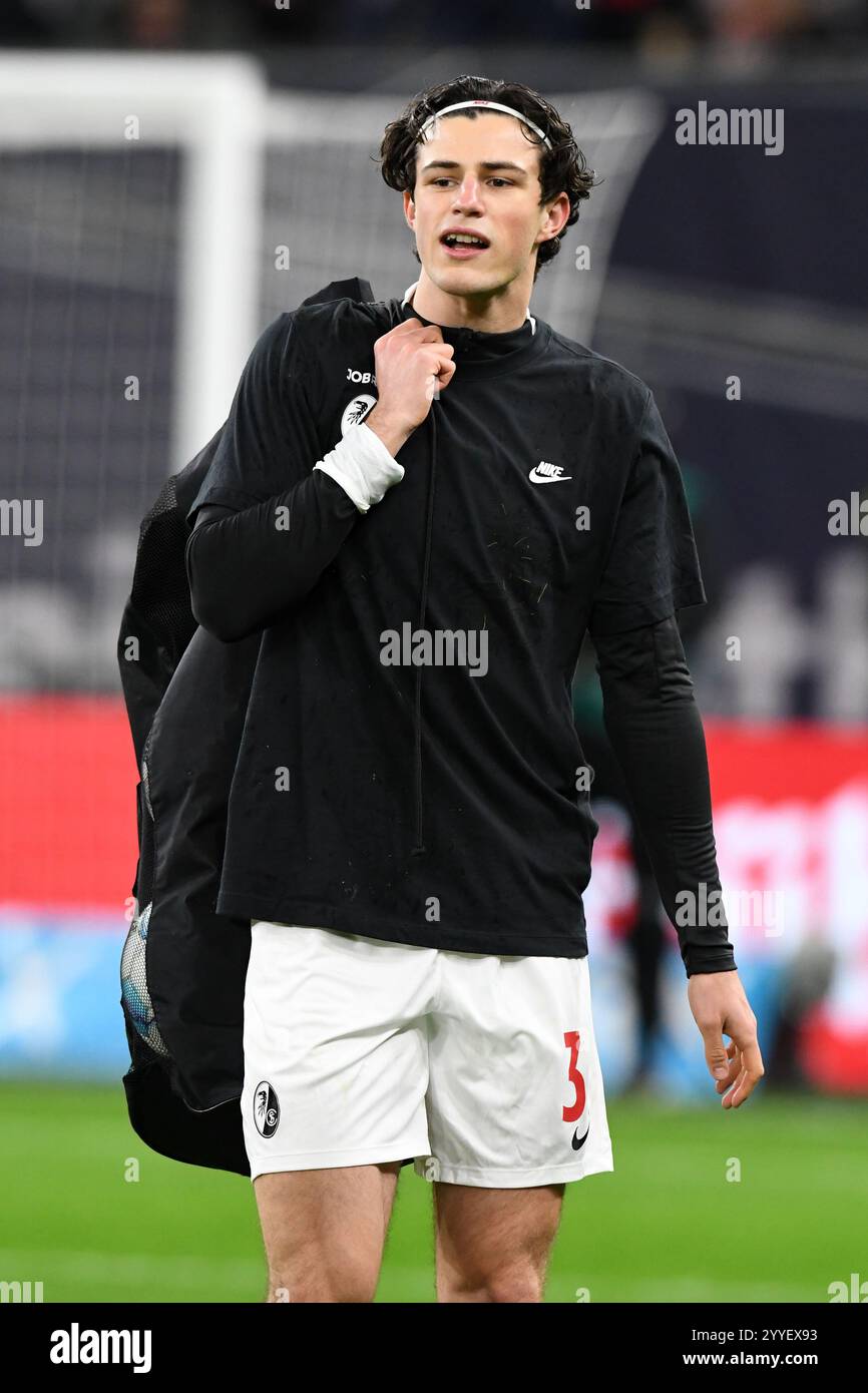 Merlin Roehl ( SC Freiburg ) traegt das Ballnetz. GER, Bayer 04 ...