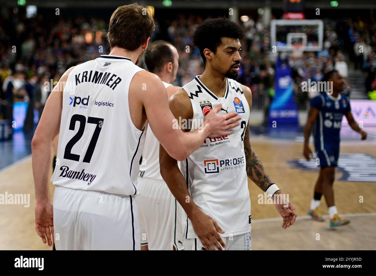 Heidelberg, Deutschland. 22nd Dec, 2024. Entt?uschte Bamberger gehen in ... Heidelberg, Deutschland. 22nd Dec, 2024. Entt?uschte Bamberger gehen in ...