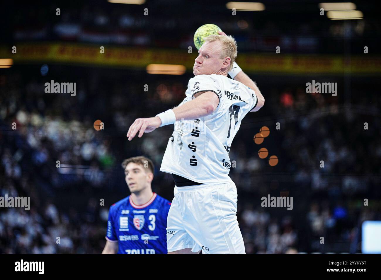 Kiel, Deutschland. 22nd Dec, 2024. Wurf/Tor Patrick Wiencek (THW Kiel, #17) GER, THW Kiel vs. SG BBM Bietigheim, Handball, Bundesliga, Spieltag, 16, Saison 2024/2025, 22.12.2024 Foto: Eibner-Pressefoto/Marcel von Fehrn Credit: dpa/Alamy Live News Stock Photo