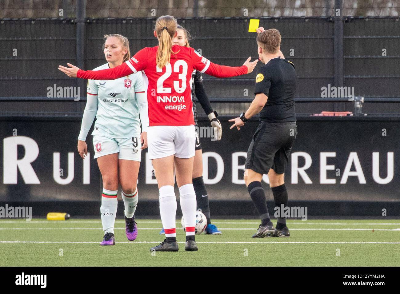 Wijdewormer, Netherlands. 22nd Dec, 2024. WIJDEWORMER, NETHERLANDS - DECEMBER 22: Referee Aron Ulijn shows a yellow card to Femke Liefting during a Dutch Azerion Women's Eredivisie match between AZ Alkmaar and FC Twente at AFAS Trainingscomplex on December 22, 2024 in Wijdewormer, Netherlands. (Photo by Leiting Gao/Orange Pictures) Credit: Orange Pics BV/Alamy Live News Stock Photo