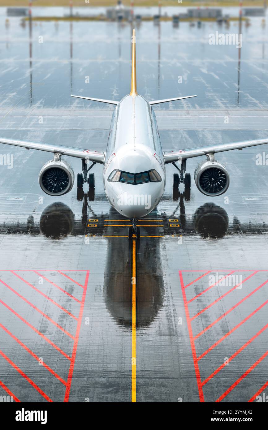 Arriving airliner gate hi-res stock photography and images - Alamy