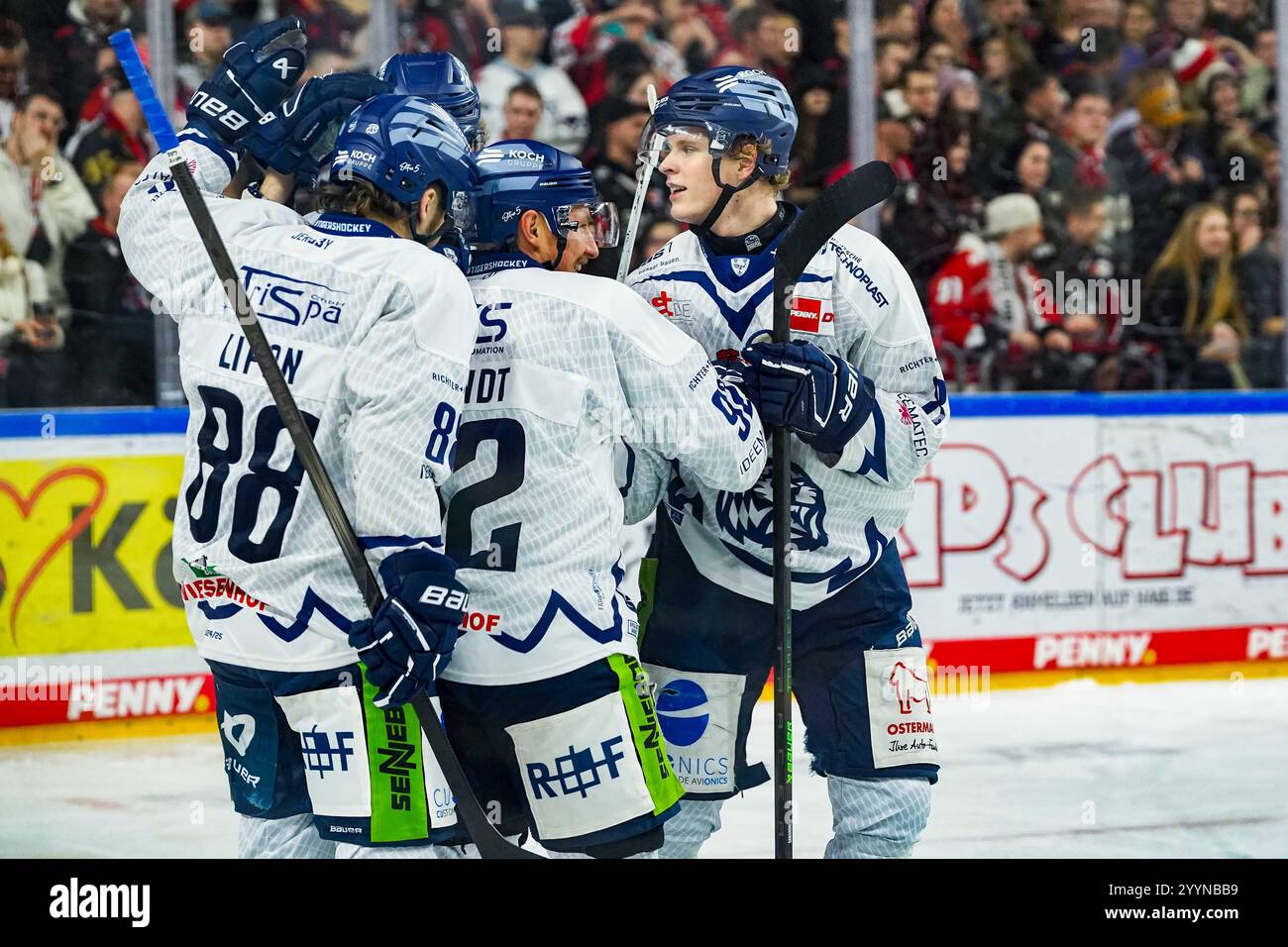 Germany. 22nd Dec, 2024. Eishockey Penny-DEL 29.Spieltag Koelner Haie - Straubing Tigers am 22.12.2024 in der Lanxess Arena in Koeln Straubings Spieler bejubeln den Treffer zum 0:1 durch Marcel Brandt ( Straubing ) Gemaess den Vorgaben der DEL Deutsche Eishockey Liga ist die Publikation und Weiterverwertung der Aufnahmen in elektronischen Medien und Endgeraeten aller Art waehrend des laufenden Spiels nicht zulaessig. Foto: Revierfoto Credit: ddp media GmbH/Alamy Live News Stock Photo