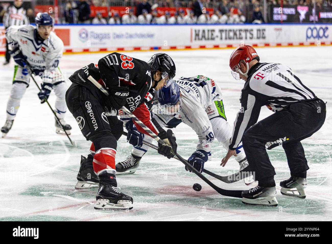 Tim Brunnhuber (Straubing Tigers, 19) vs Tim Wohlgemuth (Koelner Haie