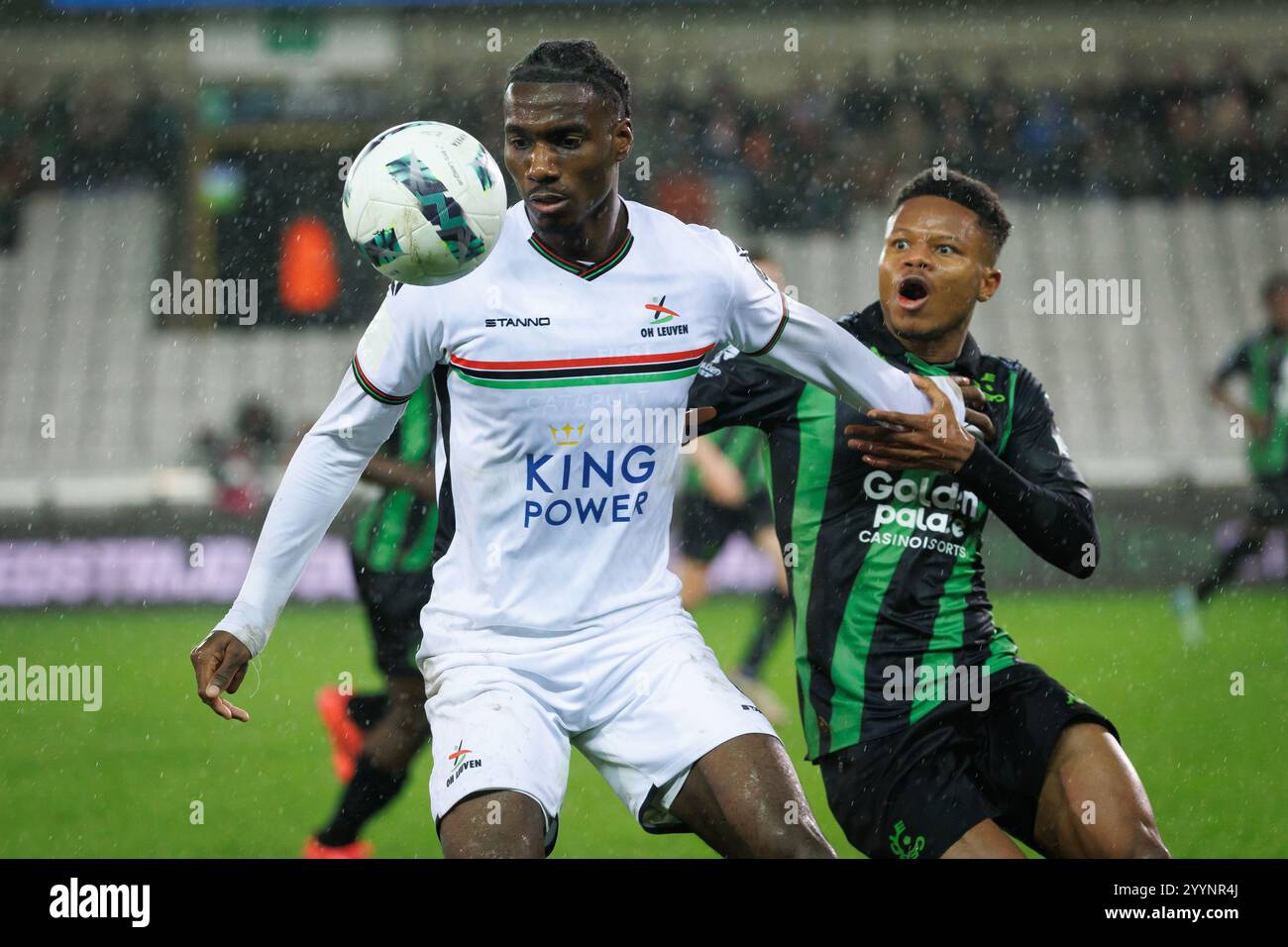 Brugge, Belgium. 22nd Dec, 2024. OHL's Ezechiel Banzuzi and Cercle's Lawrence Agyekum fight for the ball during a soccer match between Cercle Brugge and Oud-Heverlee Leuven, Sunday 22 December 2024 in Brugge, on day 19 of the 2024-2025 season of the 'Jupiler Pro League' first division of the Belgian championship. BELGA PHOTO KURT DESPLENTER Credit: Belga News Agency/Alamy Live News Stock Photo