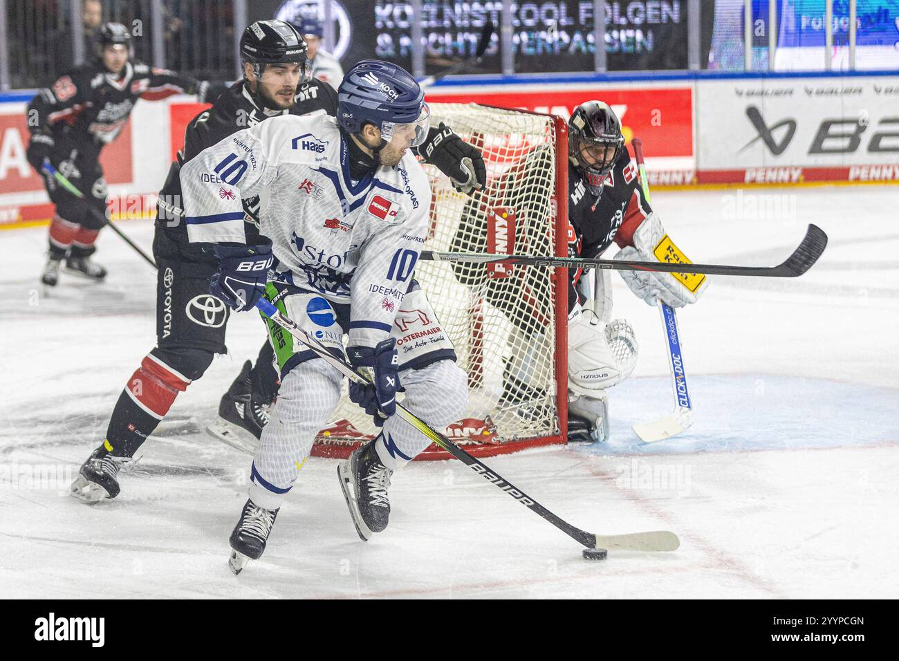 Michael Clarke (Straubing Tigers, 10) vor dem Tor von Julius Hudacek