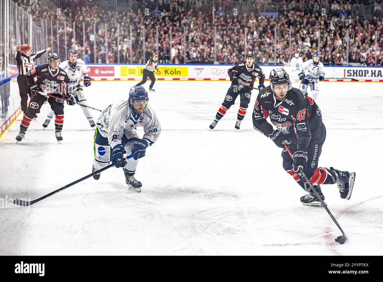 VeliMatti Vittasmaki (Koelner Haie, 47) vs Justin Scott (Straubing
