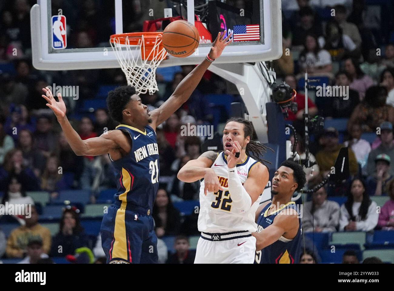 Denver Nuggets forward Aaron Gordon (32) passes around New Orleans