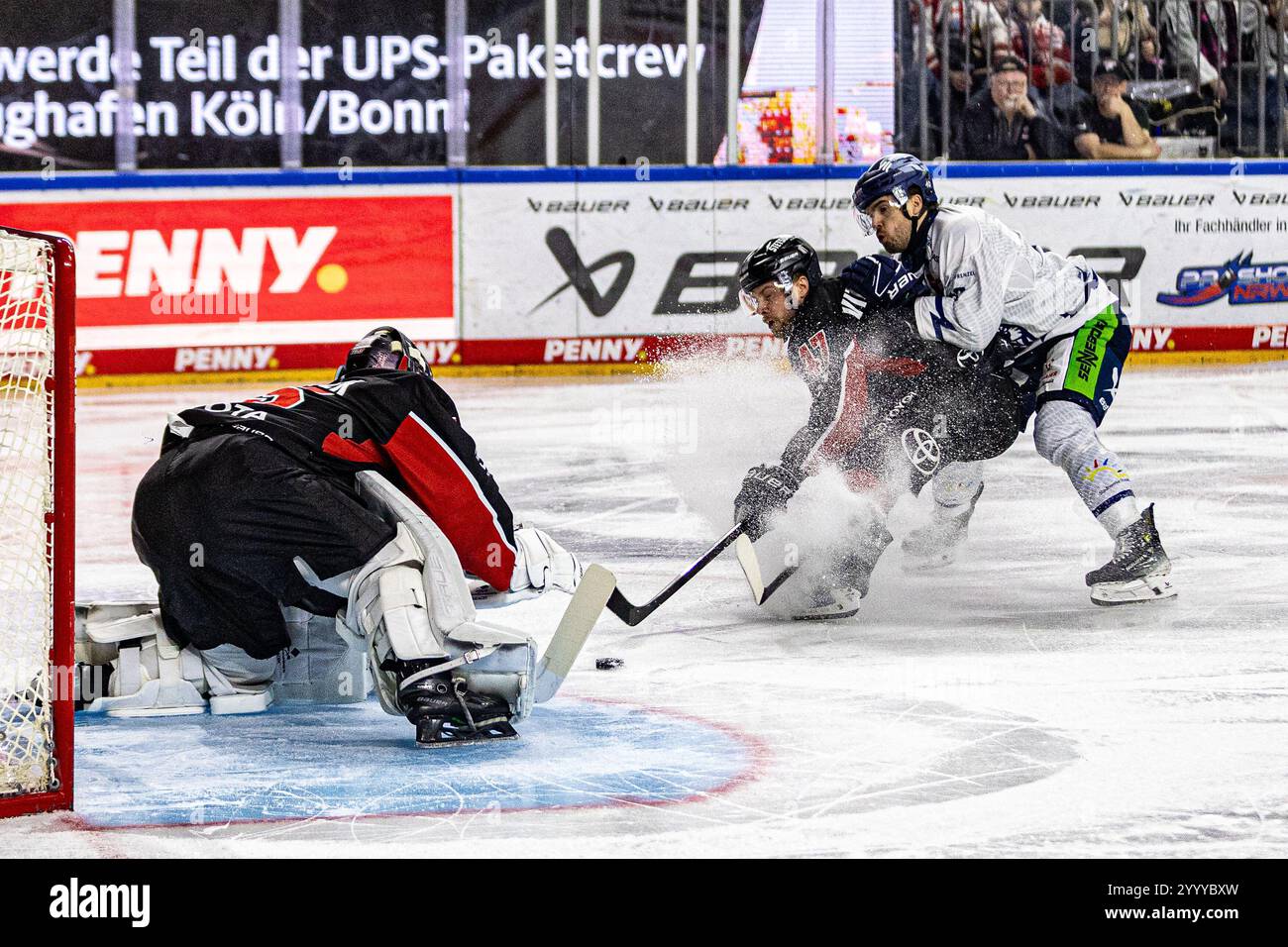 Jan Luca Sennhenn (Koelner Haie, 17) vs Michael Connolly (Straubing