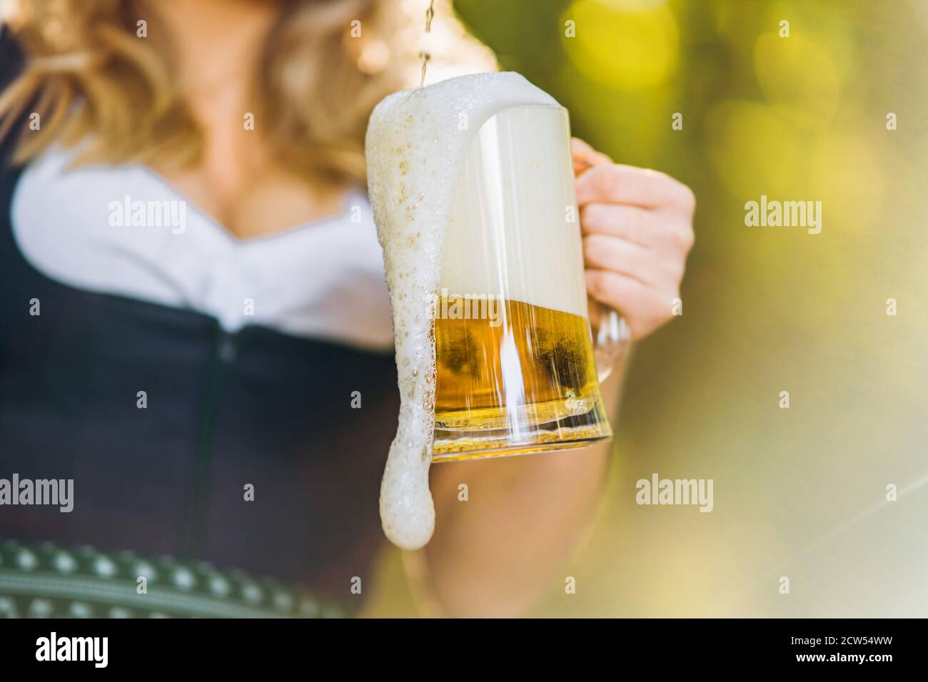 Стакан пива в женской руке