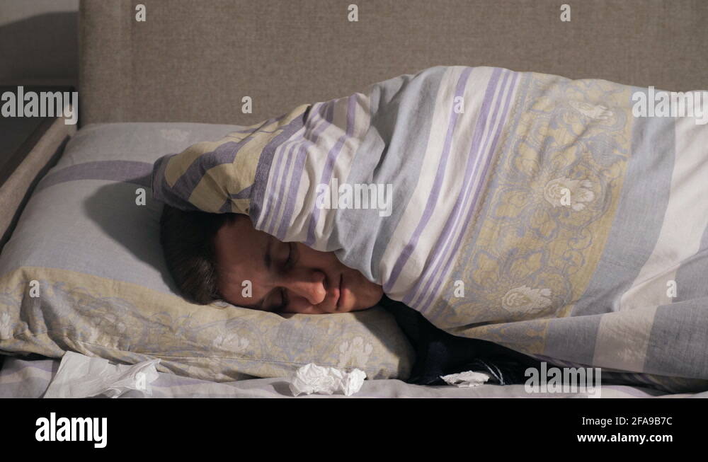 человек накрытый одеялом. человек прячется под одеялом. человек спит под одеялом. парень и девушка под одеялом. мужчина под одеялом.