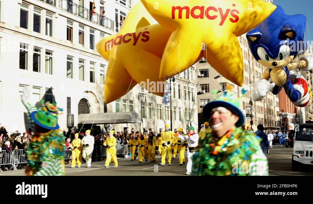Sonic float at beginning of Macy's parade Stock Video Footage Alamy