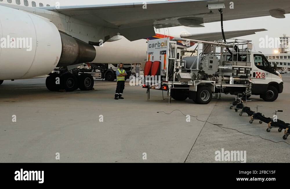 Jet Fuel Truck Pumps Gas Into The Wing Tank Of This Boeing 737 Plane Stock Video Footage Alamy