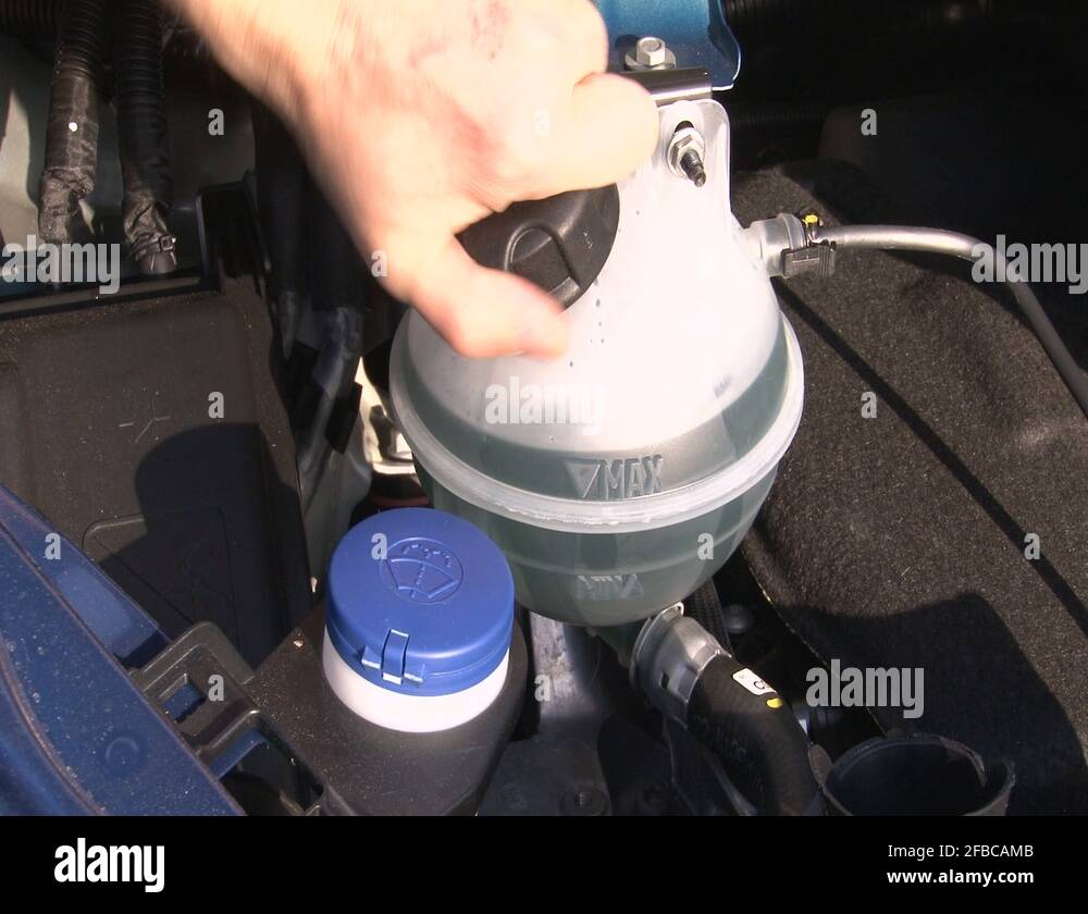 Removing/installing the filler cap of the coolant expansion tank Stock
