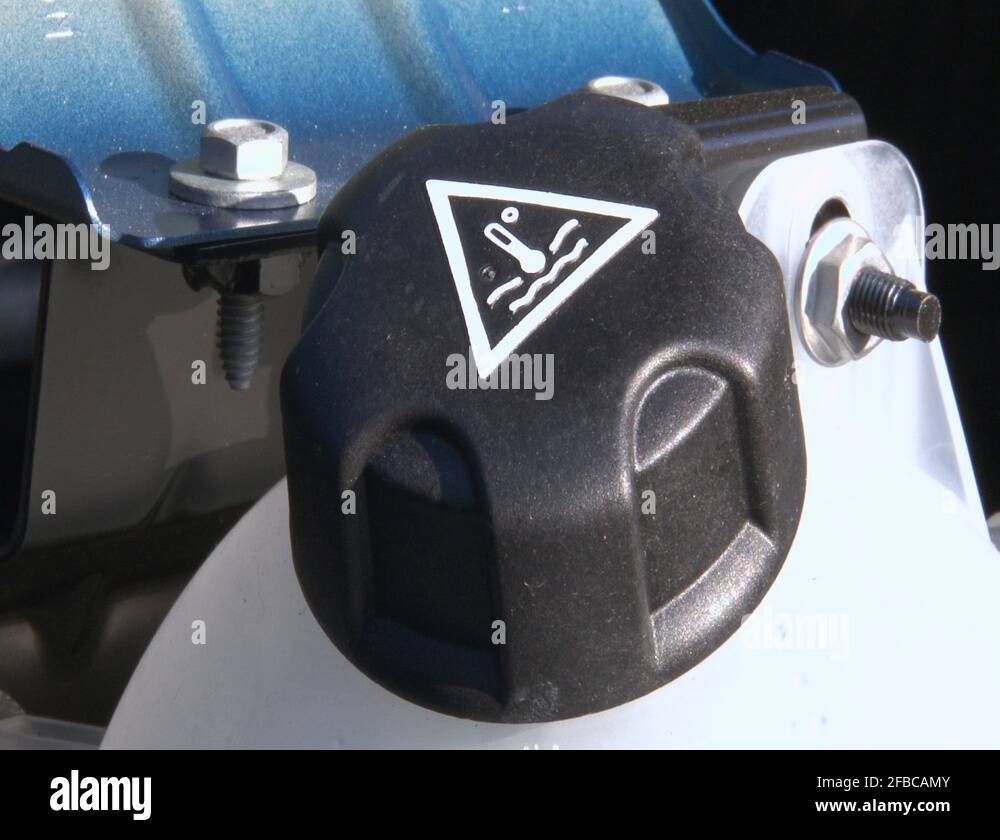 Removing/installing the filler cap of the coolant expansion tank Stock