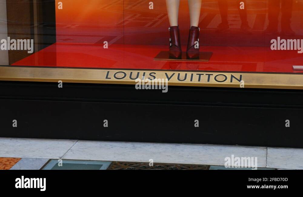 4K, RAW, Louis Vuitton Luxury Shop on Ro, Stock Video