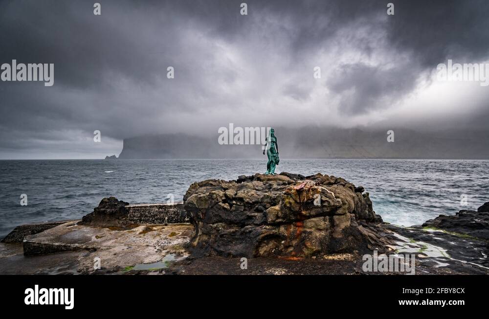 Bronze statue alone Stock Videos & Footage HD and 4K Video Clips Alamy