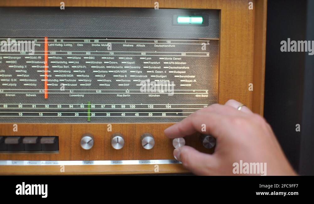 collector demonstrates how radio wave tuning works Stock Video Footage