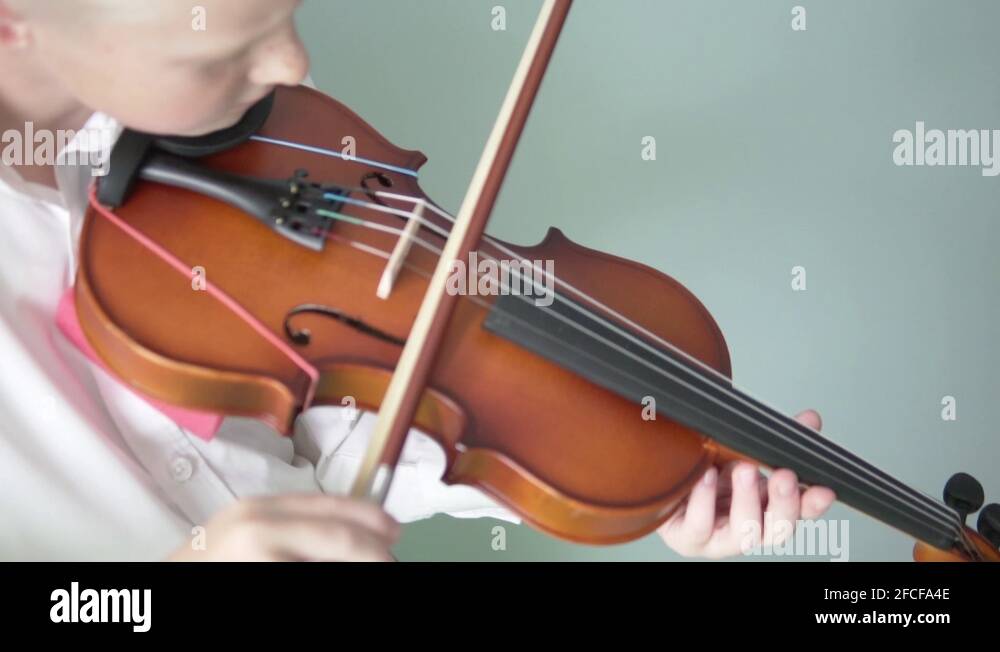 Скрипка дом 2. Турчанинова маленький скрипач. Баллада маленький скрипач. Футаж скрипач играет. Boy Practice the Violin.